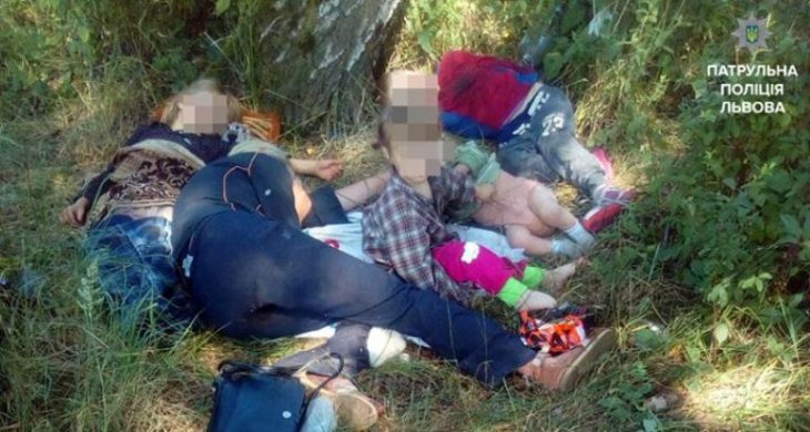 Патрульні у Львові виявили чотирьох заплаканих дітей, а поруч у траві - п'яних сплячих батьків