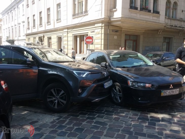 У центрі Львова зіткнулись дві іномарки (ФОТО)