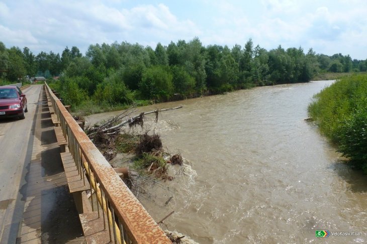 Автомобіль з водієм та пасажиркою злетів з моста в річку на Львівщині