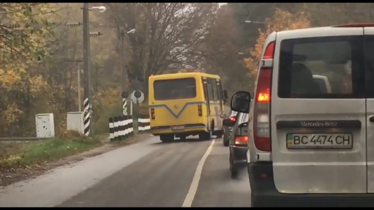 Поліція вилучила права у водія маршрутки у Львові за виїзд на залізничний переїзд на червоний сигнал світлофора (ВІДЕО)