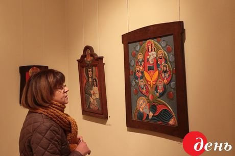 У Львові відкрилася унікальна виставка ікон: художник малює образи на дошках зі столу