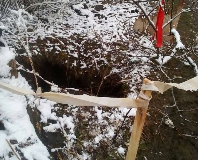 Небезпечна територія: у Бориславі, на місці колишньої нафтової копанки, утворилося провалля