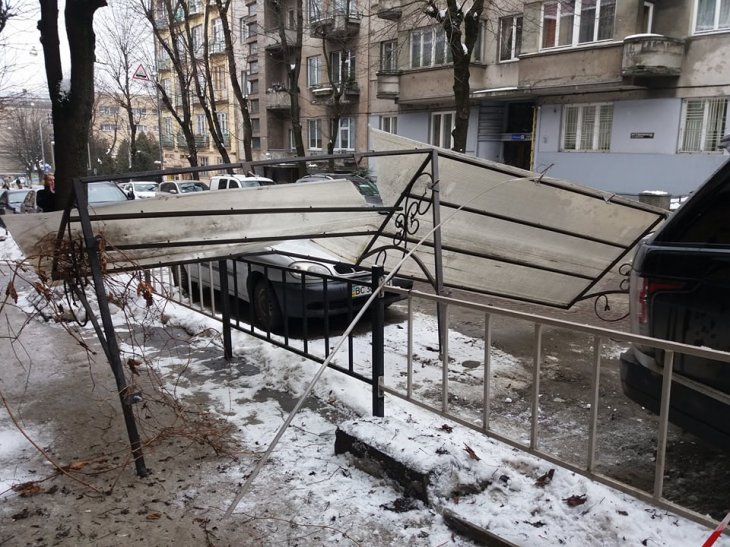 У центрі Львова обвалилося металеве піддашшя