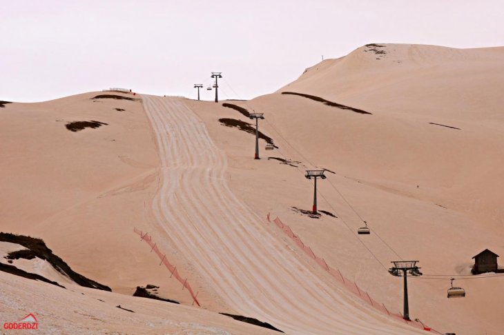 У Грузії на гірськолижному курорті випав червоний сніг