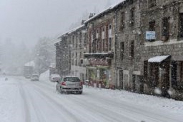 Сильні снігопади накрили Францію: без електрики майже 200 тисяч будинків