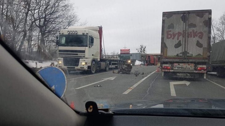 У Пустомитівському районі зіткнулися фура та КамАЗ: є постраждалий (ФОТО)