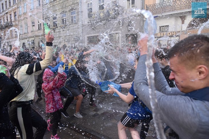 В Україні – Обливаний понеділок: що потрібно робити у цей день, прикмети та звичаї