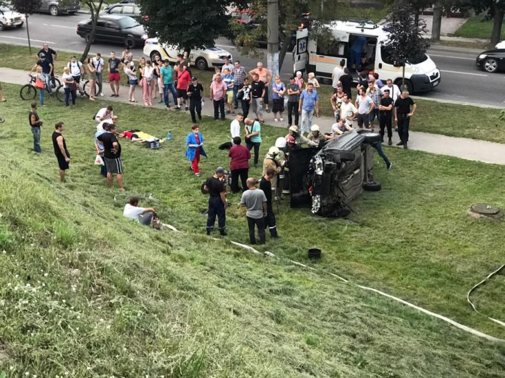 На Сихові ВАЗ злетів із мосту. Серед постраждалих – дитина