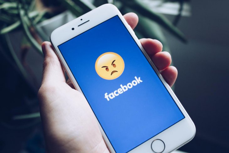 Телефони понад 400 мільйонів користувачів Facebook