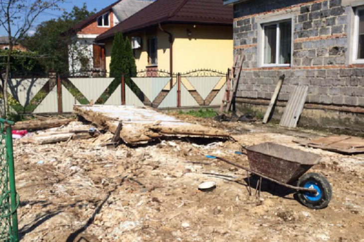 У Жовкві, що на Львівщині під час демонтажу будівлі на робітника обвалилася стіна (ФОТО)
