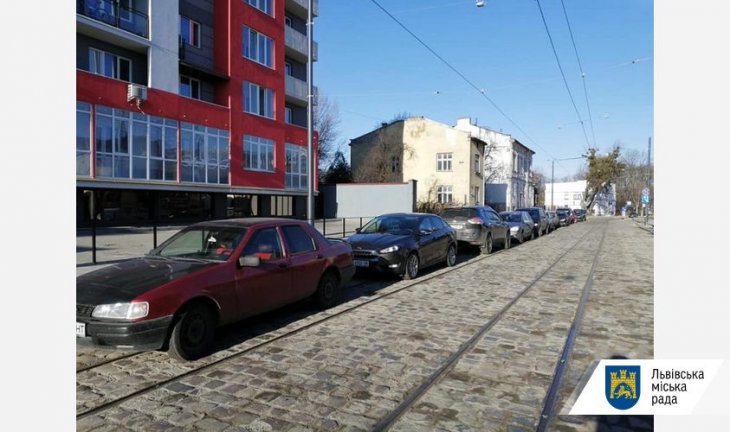 На Замарстинівській працюватиме евакуатор, який прибиратиме припарковані авто