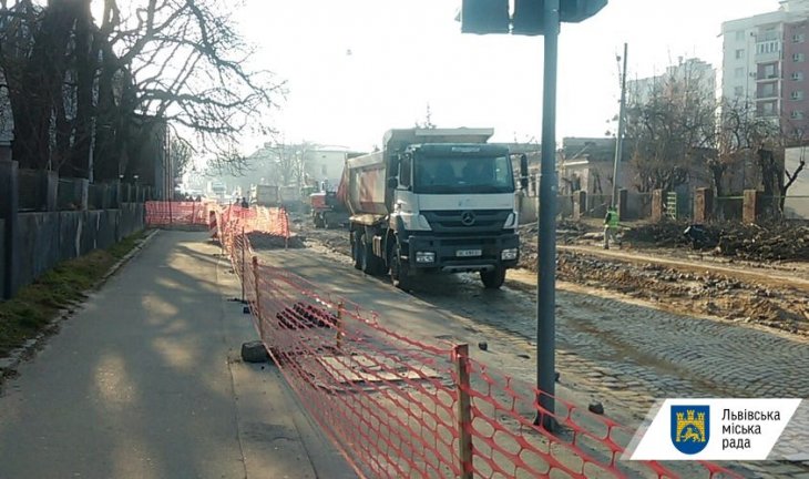 У Львові на вул. Шевченка триває демонтаж трамвайної колії і дорожнього покриття (ФОТО)