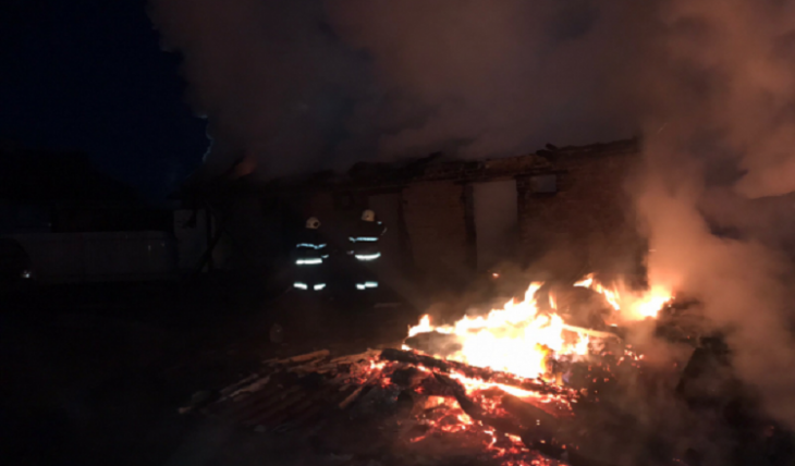 Вогонь знищив дві господарські будівлі та 3 мотоцикли на Сокальщині (ФОТО)
