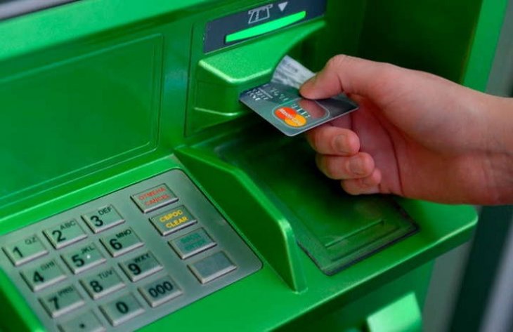 Цієї ночі ПриватБанк зупинить роботу всіх своїх сервісів