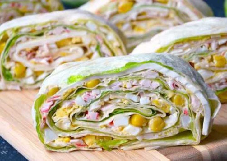 Як приготувати закуску з лаваша з крабовими паличками і кукурудзою