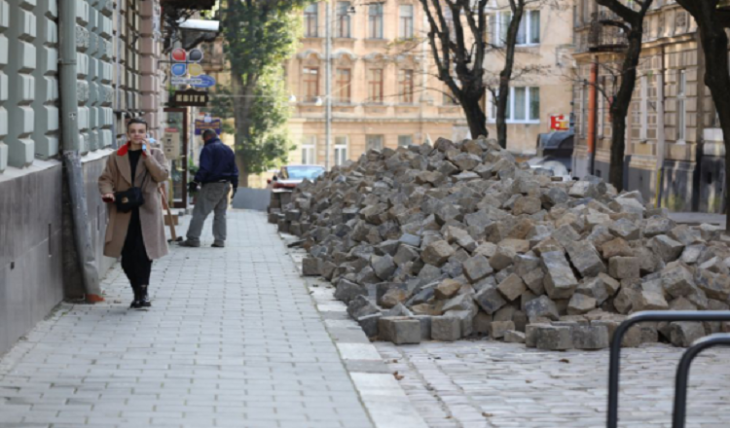 У Львові триває ремонт вул. Парфановичів: покриття буде вистелене бруківкою