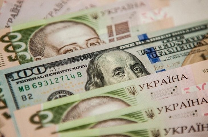 Нацбанк послабив гривню
