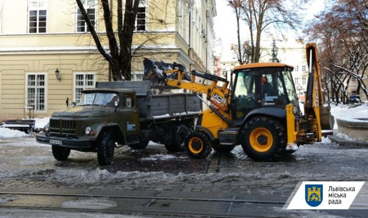 Станом на ранок у Львові  працювало 8 одиниць снігоочисної техніки