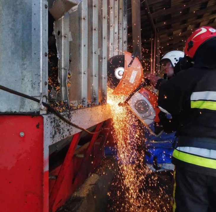 На Городоччині гасили пожежу у металевій зерносушарці (ФОТО)