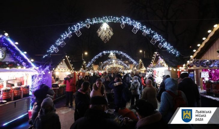 За ніч біля головної ялинки Львова комунальники вивезли 2 машини сміття