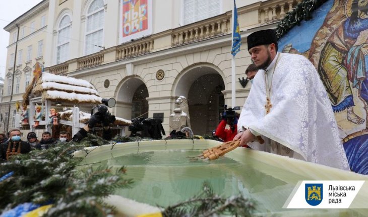 У Львові на пл. Ринок освятили воду, тож львів'яни упродовж дня можуть прийти і набрати її