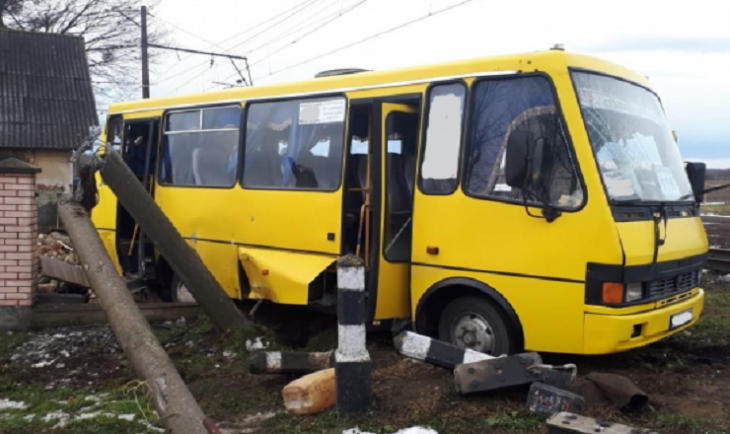 На Львівщині потяг врізався у маршрутку з пасажирами