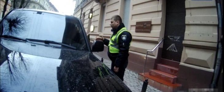 У Львові п’яний водій на Lexus утікав від патрульних, а потім напав на них