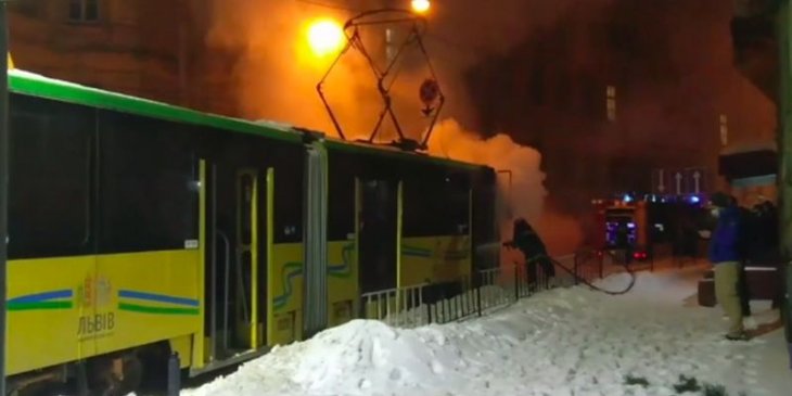У Львові загорівся трамвай: пасажири гасили пожежу сніжками