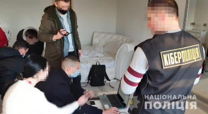 27-річна львів`янка в інтернеті продавала свої інтимні фото: дівчині грозить в`язниця