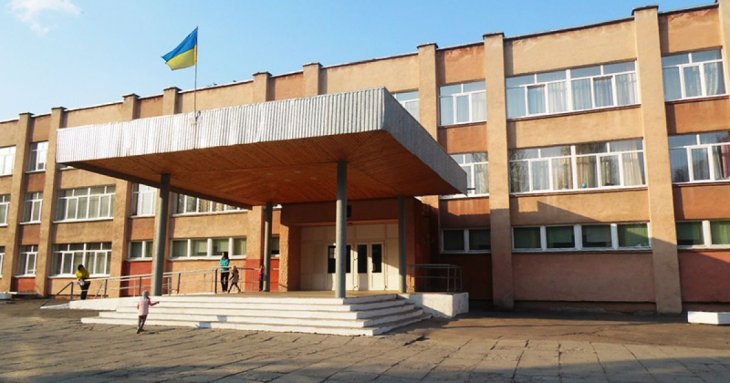 Виривав з маминих рук: у Львові невідомий чоловік намагався викрасти 6-річну дівчинку біля школи