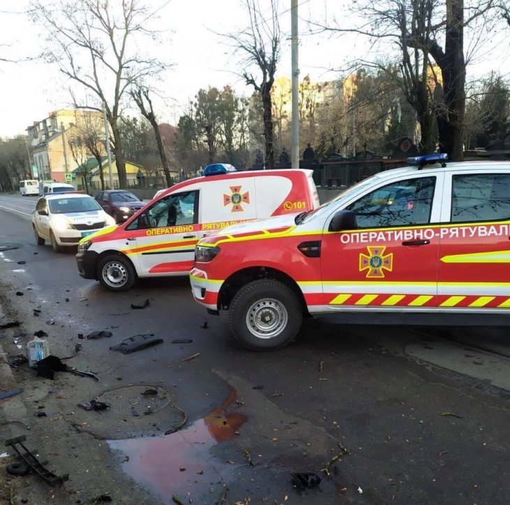 У Львові автомобіль в'їхав у маршрутку, є постраждалі