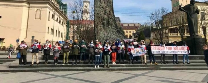 У центрі Львова вийшли на протест білоруси