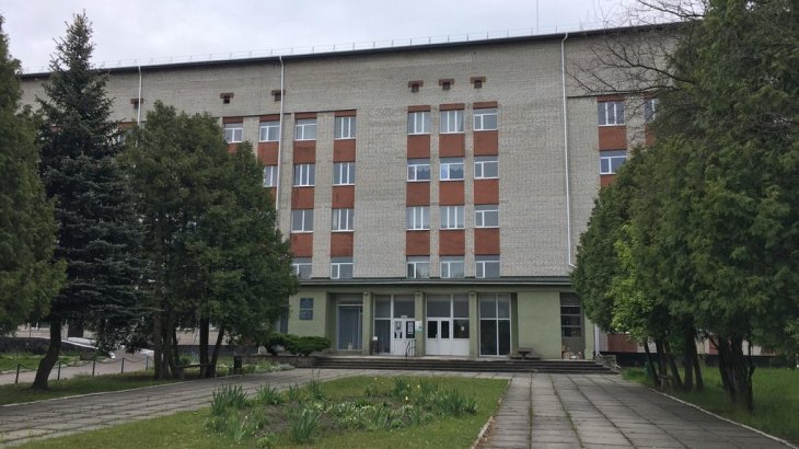 Хвора на коронавірус медсестра викинулася з вікна лікарні на Львівщині