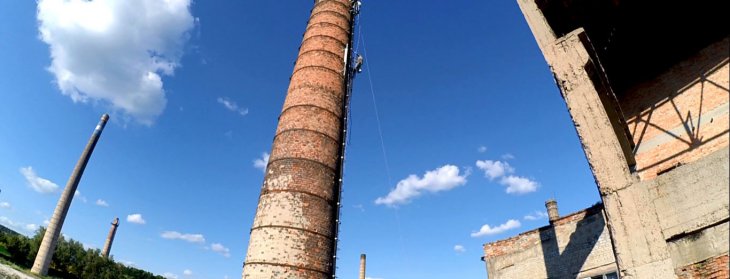 На Львівщині молодь розважається на димових трубах котелень( ФОТО)