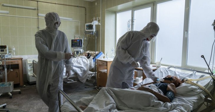 Стало погано після похорону: у Львові рятують студентку, яка через коронавірус перебуває у штучній комі