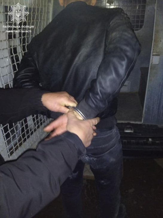 У Львові п`яний хлопець напав на поліцейських: одному з них розбив голову