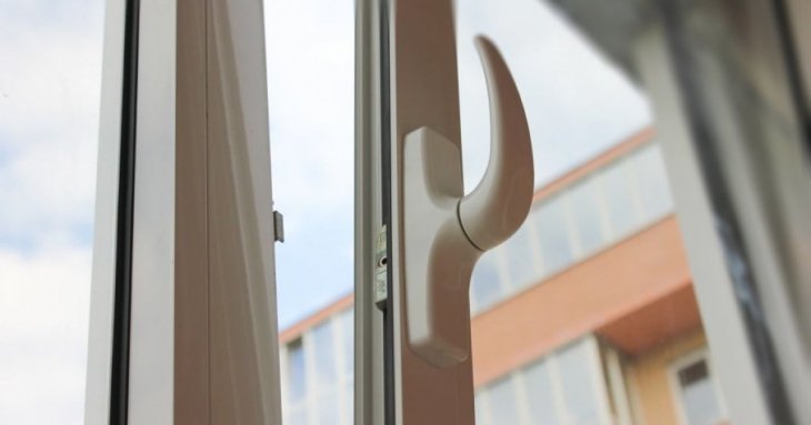 У Львові 5-річна дівчинка висунулась з вікна 7 поверху: як рятували дитину від трагедії