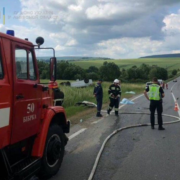 Під Львовом трапилася масштабна ДТП: двоє людей загинули, ще троє в лікарні